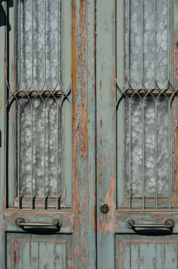 Çatlamış boya ile eski yeşil soluk kapının bir parçası. Vintage backgro