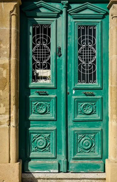 Gros plan de la vieille porte verte en bois. Fond vintage . — Photo