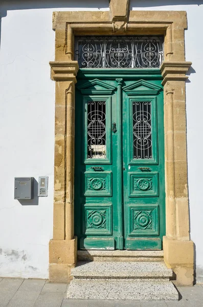 Porta verde de madeira velha em Nicósia, Chipre. Fundo vintage . — Fotografia de Stock