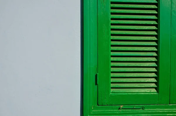 Close-up de janela verde com persianas de uma casa mediterrânea — Fotografia de Stock