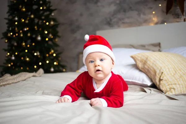 Enfant bébé en chapeau rouge Père Noël à la maison — Photo