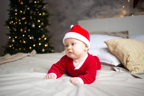 Mignon bébé garçon portant le chapeau du Père Noël — Photo