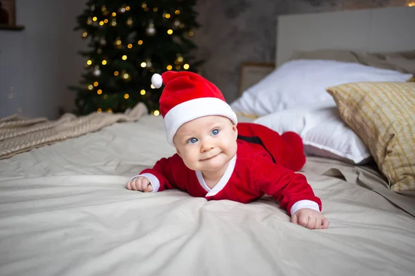 Drôle bébé garçon porté dans le chapeau de Père Noël — Photo