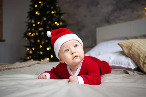 Incroyable bébé garçon attrayant en costume de Noël — Photo