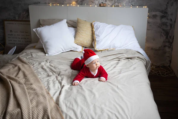 Vacker liten pojke firar jul hemma — Stockfoto