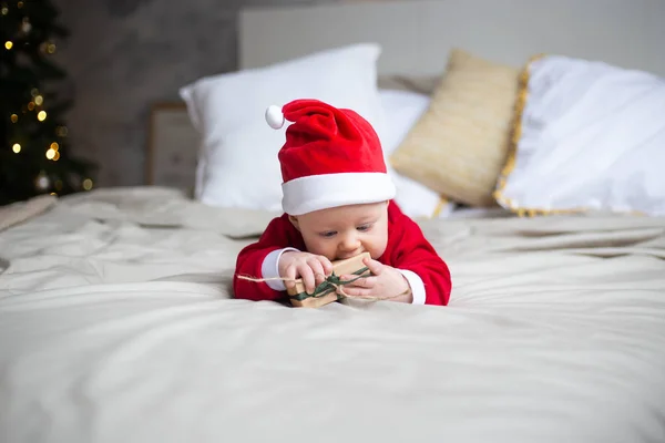 Enfant de Noël en chapeau de Père Noël. Nouvel An vacances . — Photo