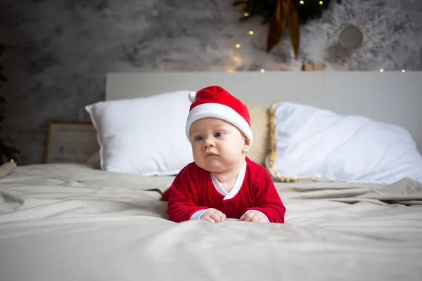 Bébé garçon en costume de Noël sur le lit à la maison — Photo