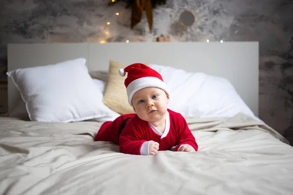 Söt pojke i röd tomte kostym hemma — Stockfoto