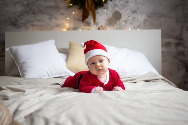 Bébé garçon en chapeau rouge Père Noël à la maison — Photo