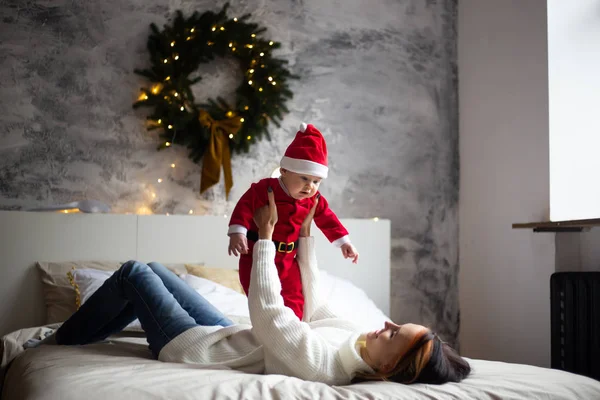Lycklig familj mor och barn i röd jul hatt — Stockfoto
