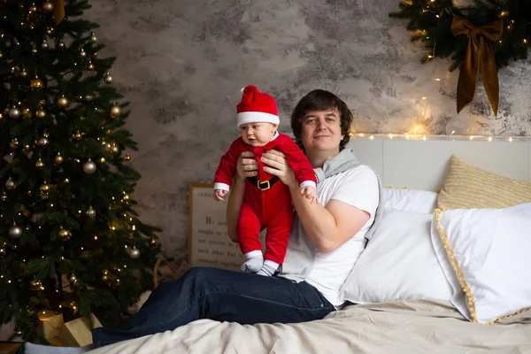 Bébé et père sur Noël maison décorée — Photo