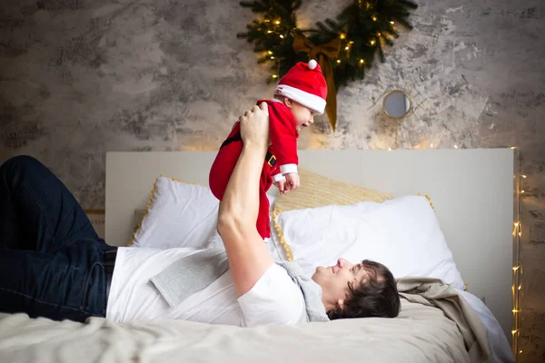 Père heureux avec son doux bébé à Noël — Photo