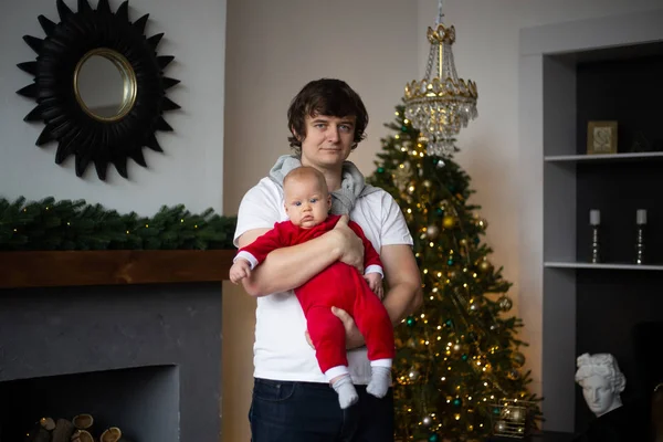 クリスマス休暇で家で遊んでいる父と赤ん坊の息子 — ストック写真