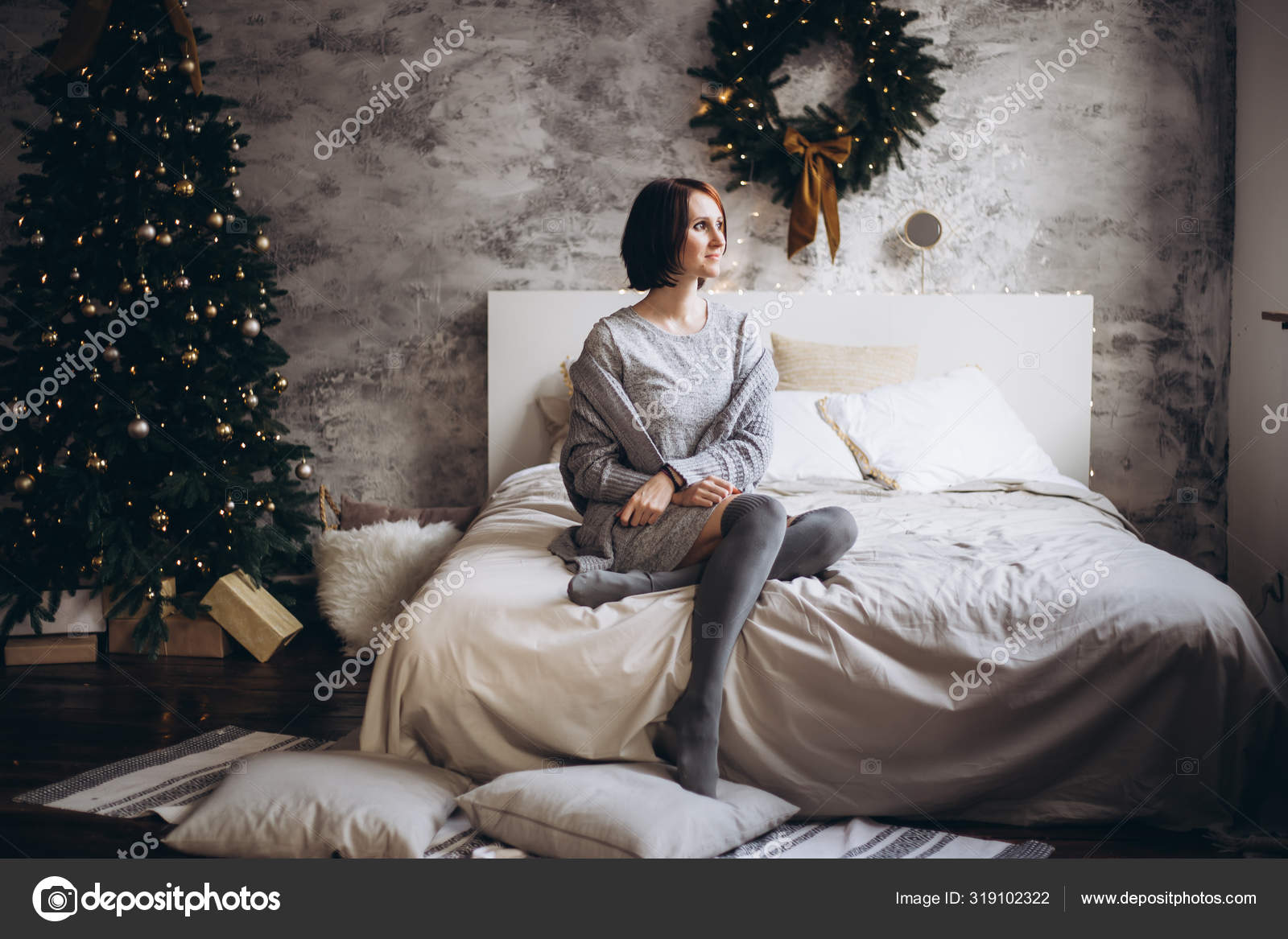 Mujer en ropa cálida y acogedora en casa cerca del árbol de Navidad:  fotografía de stock © phototime #319102322 | Depositphotos
