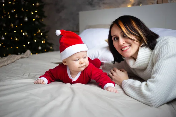 Mère et fille dans le fond de Noël sur le lit — Photo