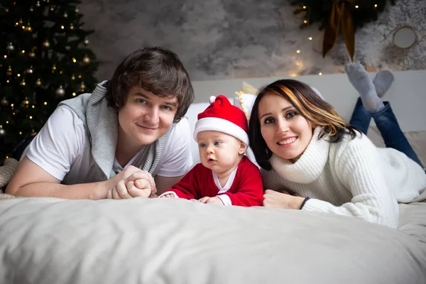 幸せな家族のお父さんと赤ちゃんにクリスマスツリーにホーム — ストック写真
