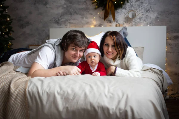 Bonne famille dans la chambre. Père, mère et enfant à l'intérieur . — Photo