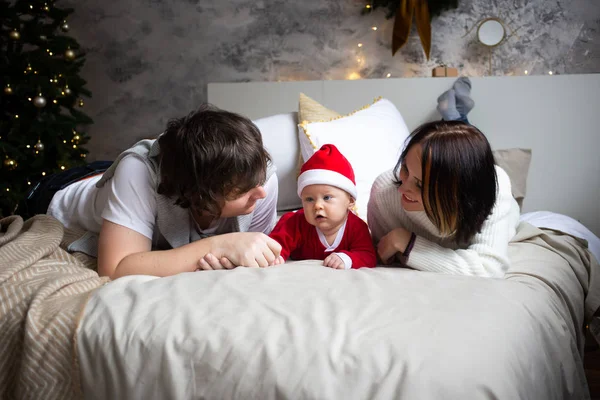 Folk som har kul hemma. Jul jul nyår vinter semester koncept — Stockfoto