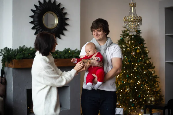 Concept de famille, vacances d'hiver et personnes - mère heureuse, père et petit garçon — Photo