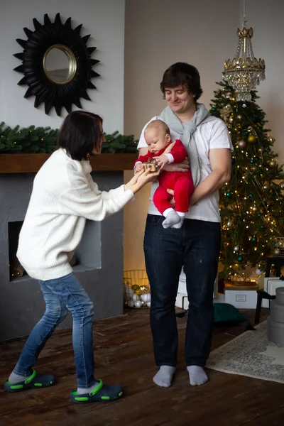 Mañana de Navidad madre, padre y niño pequeño en casa — Foto de Stock