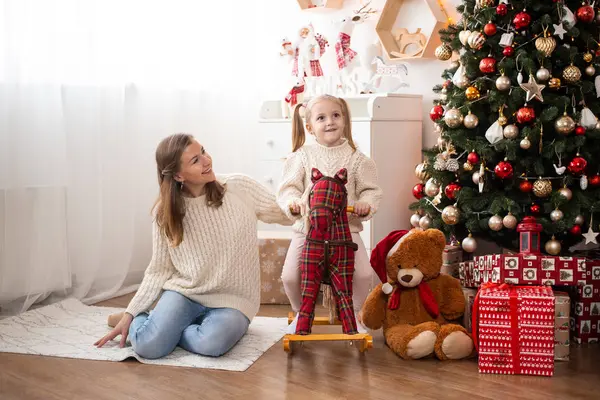 Mãe Filha Casa Perto Árvore Natal Caixas Presente — Fotografia de Stock