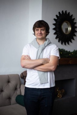 Noel 'de evinde rahat bir ortamda şık bir adam.