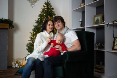 Sıcak bir ortamda aile kucaklaşması.