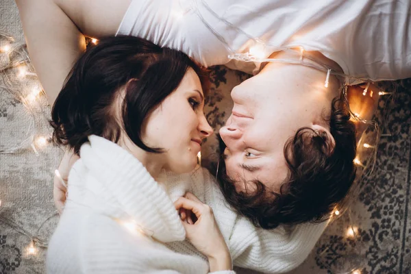 Momentos de estilo de vida de pareja joven en casa en Navidad — Foto de Stock