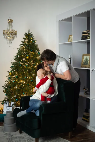 Famille mère, père et enfant le matin de Noël — Photo