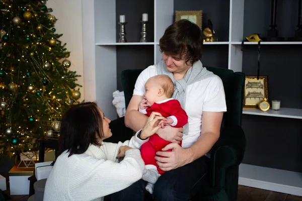 Familj med barn nära julgran hemma — Stockfoto