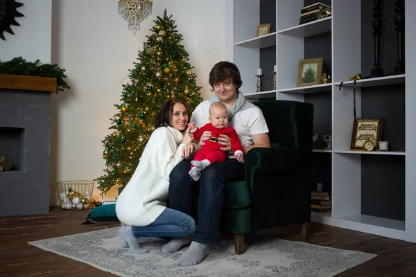 Famille célébrant Noël et les vacances heureusement près de joliment décoré arbre de Noël, concept de Noël — Photo