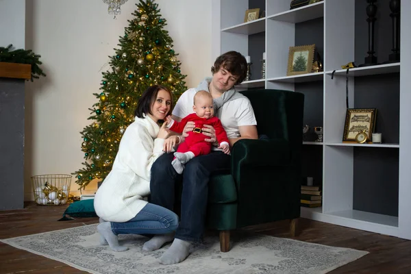 Famille passer des vacances d'hiver dans l'intérieur de la maison confortable — Photo