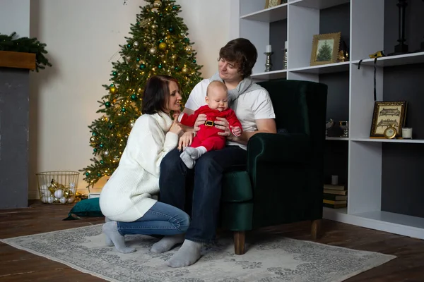 Famille profiter de relations parfaites et passer des vacances d'hiver dans l'intérieur de la maison confortable — Photo