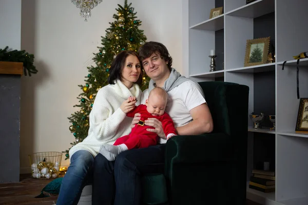 Câlins de famille à la maison dans un environnement confortable — Photo