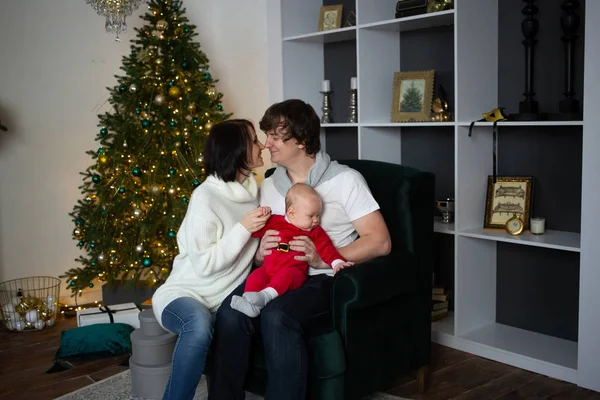 Embrasser une famille près d'un arbre de Noël joliment décoré, concept de Noël — Photo