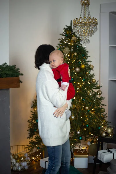 Mère et petit bébé dans des chapeaux de père Noël à la maison — Photo