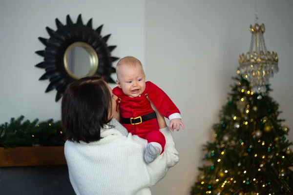 Mãe e pai no Natal decorado em casa — Fotografia de Stock