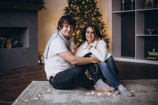 Pareja romántica enamorada sintiendo felicidad por su romance pasando la víspera de Navidad juntos — Foto de Stock