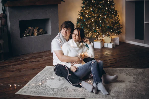 Pareja de Navidad pasando la víspera de Navidad juntos — Foto de Stock