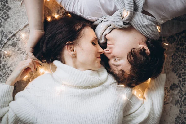 Vista de abouve de casal em casa na hora de Natal — Fotografia de Stock