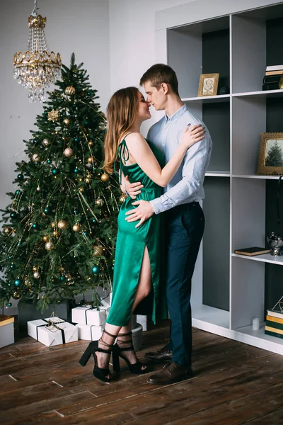 Όμορφο πολυτελές ζευγάρι κοντά στο χριστουγεννιάτικο δέντρο, το νέο έτος — Φωτογραφία Αρχείου