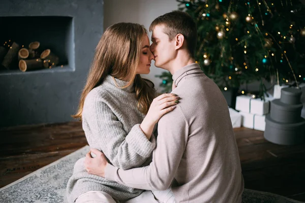 Couple s'embrassant près d'un arbre de Noël à la maison, Nouvel An — Photo