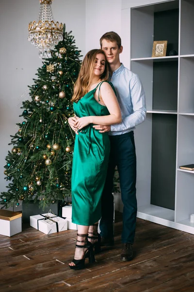 Роскошная пара, стоящая возле елки, Новый год — стоковое фото