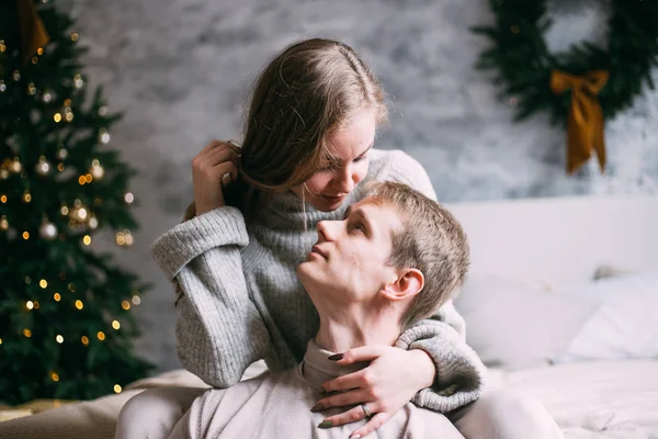 Jovem casal no Natal tempo beijando em casa — Fotografia de Stock