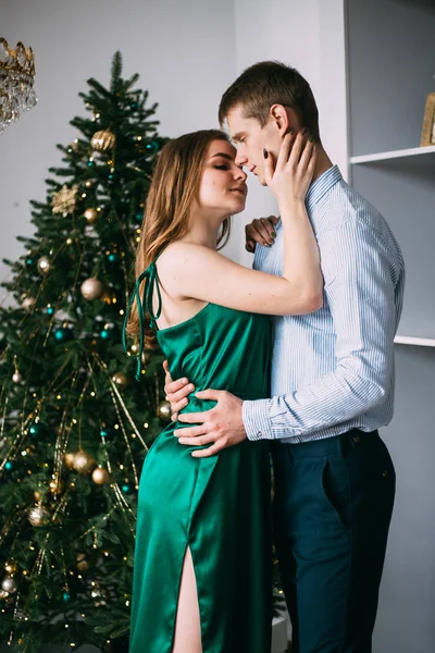 Elegant par kramas nära julgran, nyår — Stockfoto