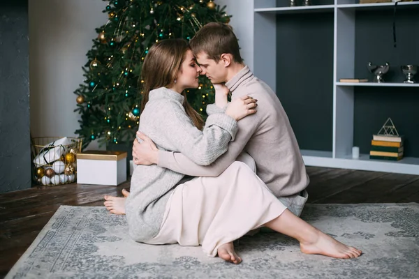 Unga par kramas hemma på jul vinter semester — Stockfoto