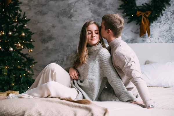 Romantiskt par förälskade hemma på julen — Stockfoto