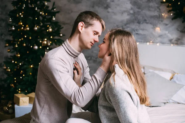 Jovem doce bonito casal no amor beijando no Natal tempo — Fotografia de Stock