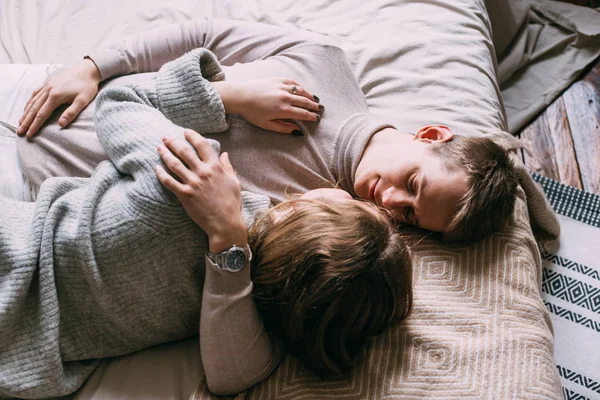 Vackert par som ligger tillsammans på sängen — Stockfoto