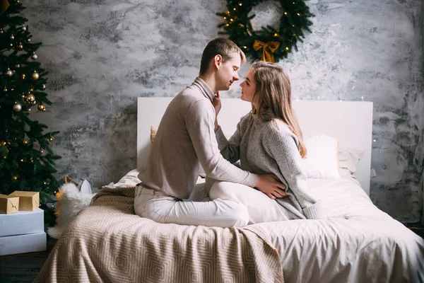 Par firar jul på sängen hemma. — Stockfoto